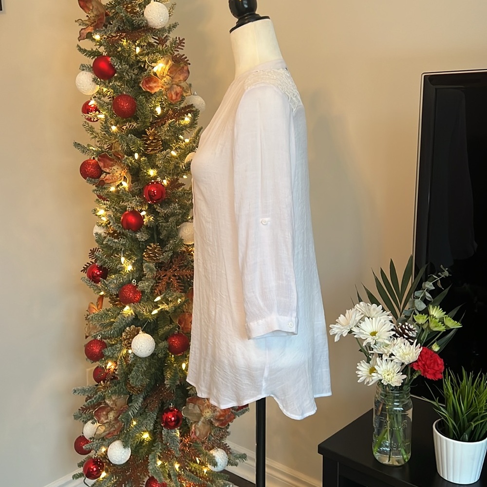 Beautiful white linen feel V-neck blouse button up pull over, adjustable sleeves - Picture 4 of 8